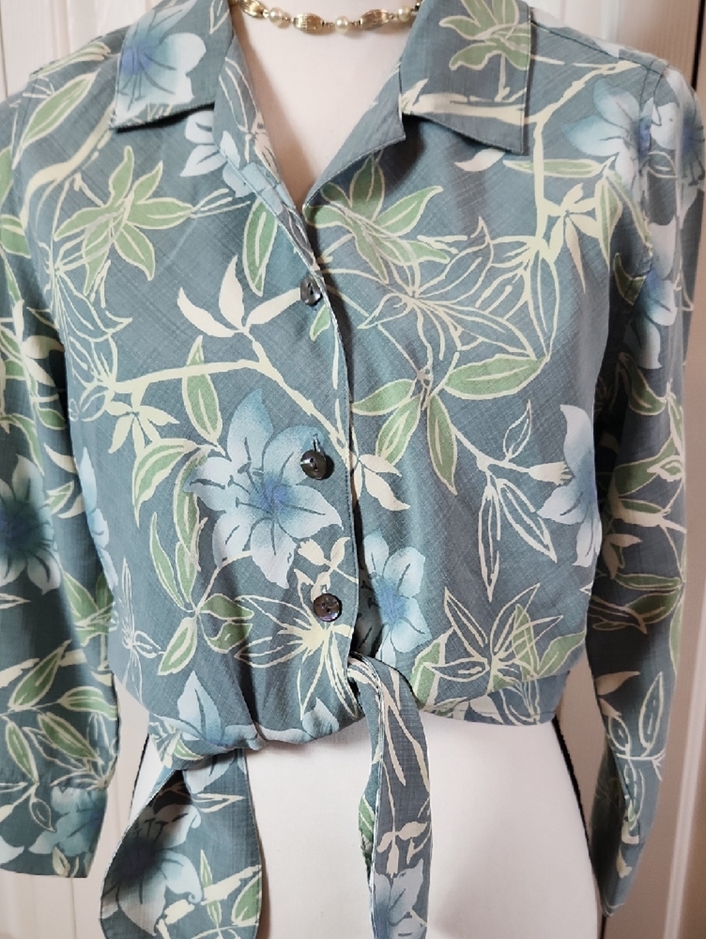 Tommy Bahama Green Floral Tie-Front Button Down Shirt, Med - Picture 3 of 9